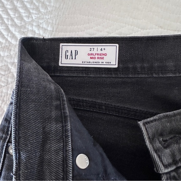 GAP Mid Rise Girlfriend Jeans with Washwell in washed black, 27 Short - Picture 10 of 12